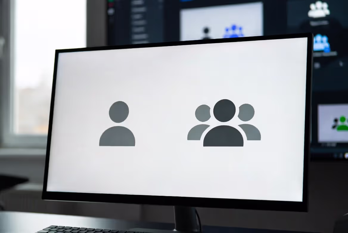 Single icons represent users, group icons represent audiences