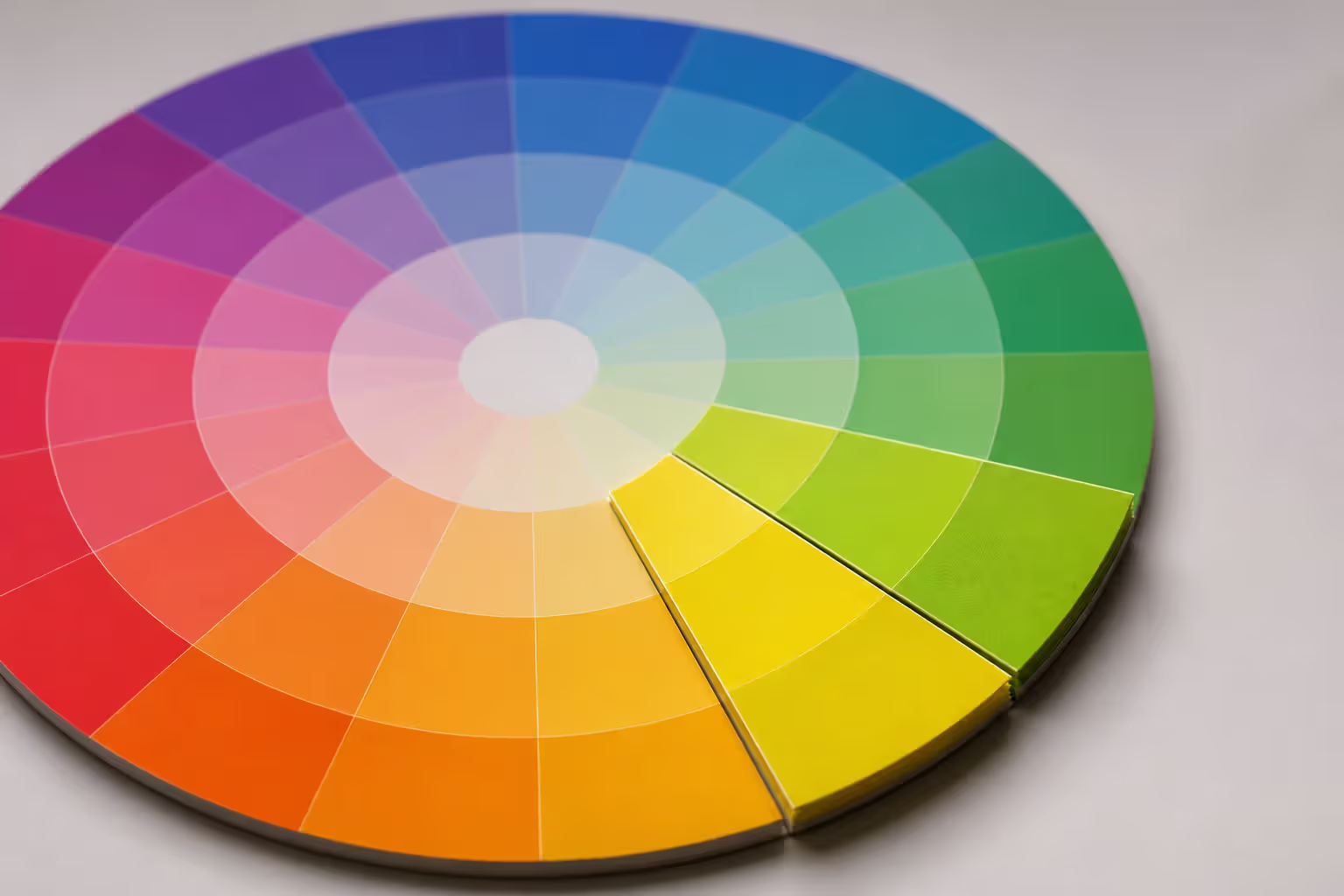 color wheel showing adjacent analogous color segment