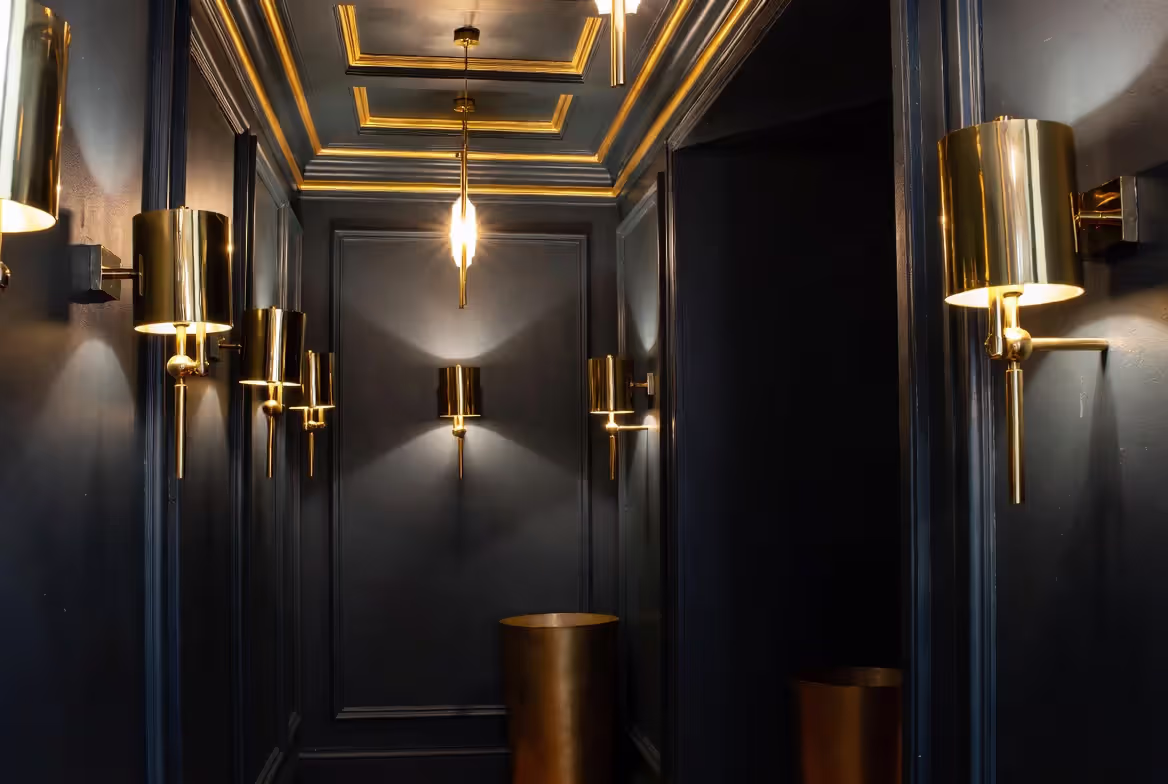 black and gold interior design showing contrast and luxury