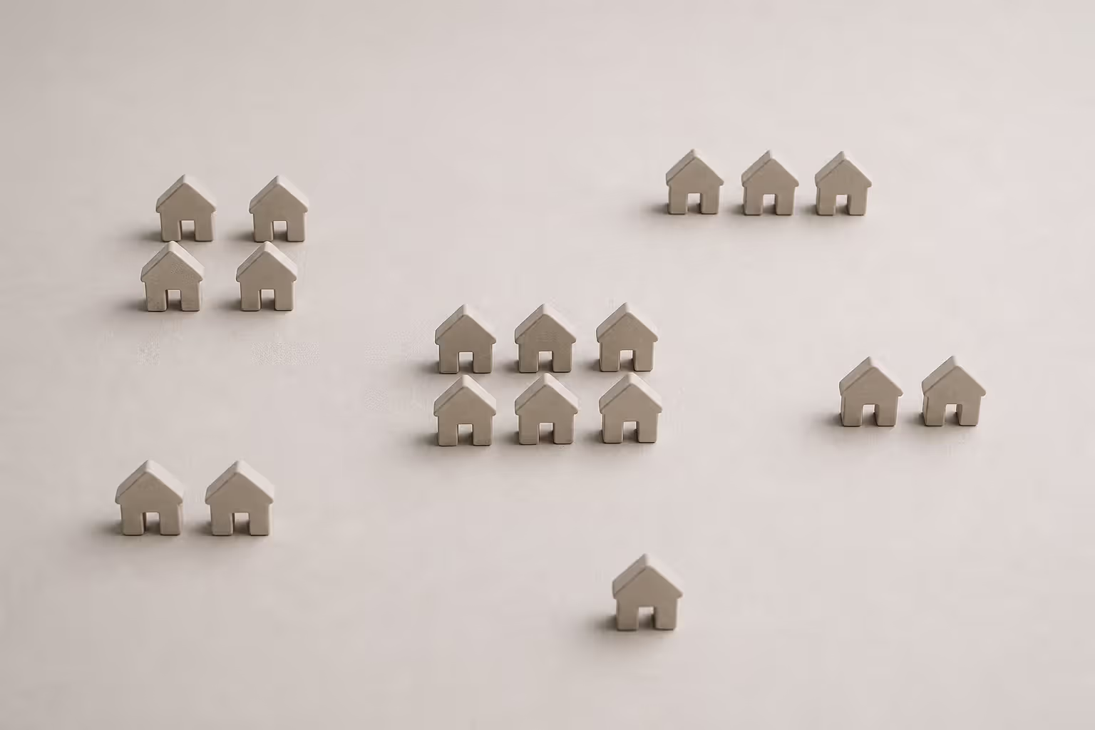icons grouped by proximity showing visual clustering effect
